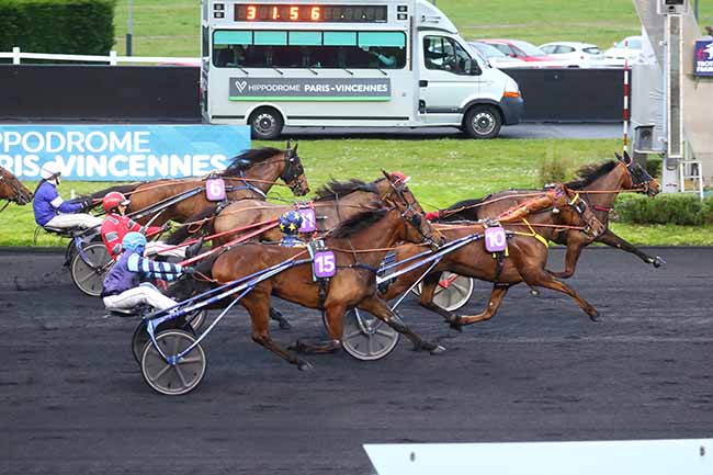 Photo d'arrivée de la course pmu PRIX AQUILA à PARIS-VINCENNES le Vendredi 5 avril 2024