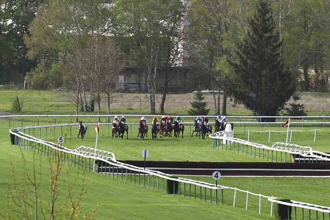 Photo d'arrivée de la course pmu PRIX ACREON à COMPIEGNE le Lundi 8 avril 2024