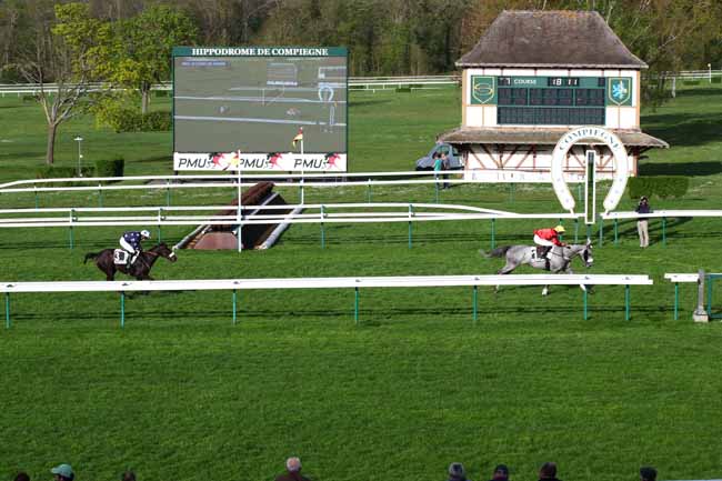 Photo d'arrivée de la course pmu PRIX JACQUES DE VIENNE à COMPIEGNE le Lundi 8 avril 2024
