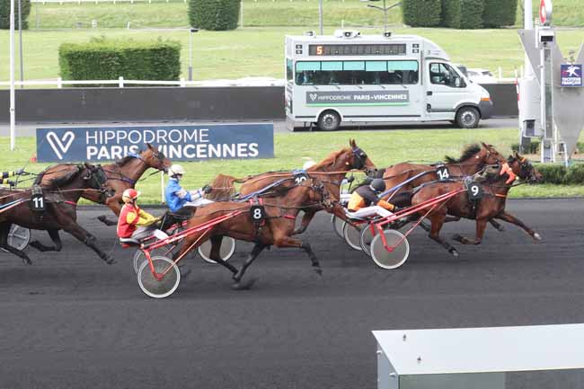 Photo d'arrivée de la course pmu PRIX ALBIREO à PARIS-VINCENNES le Mardi 9 avril 2024
