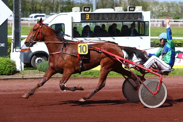 Photo d'arrivée de la course pmu PRIX DE L'UNAT CENTRE-EST à LYON LA SOIE le Mercredi 10 avril 2024