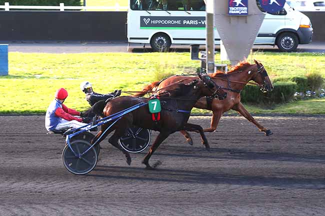 Photo d'arrivée de la course pmu PRIX EUKRATE à PARIS-VINCENNES le Vendredi 12 avril 2024