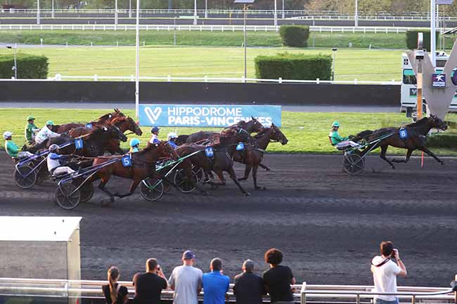 Photo d'arrivée de la course pmu PRIX ARIEL à PARIS-VINCENNES le Vendredi 12 avril 2024