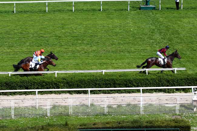 Photo d'arrivée de la course pmu PRIX DURBAN à SAINT CLOUD le Vendredi 12 avril 2024