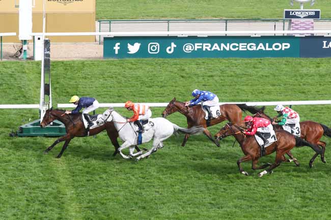 Photo d'arrivée de la course pmu PRIX JACQUES LAFFITTE à LONGCHAMP le Dimanche 14 avril 2024