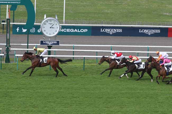 Photo d'arrivée de la course pmu PRIX DU CLOS DU PRIEURE à CHANTILLY le Lundi 15 avril 2024