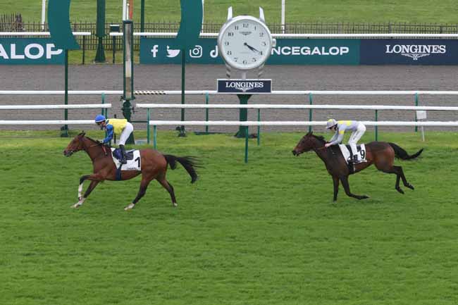 Photo d'arrivée de la course pmu PRIX DU HAMEAU DE LA BICHE à CHANTILLY le Lundi 15 avril 2024