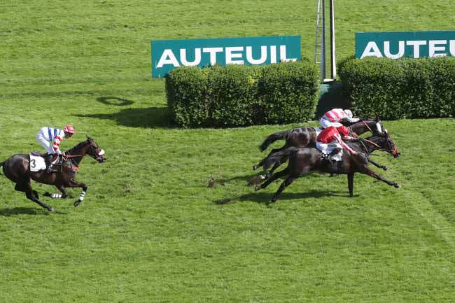 Photo d'arrivée de la course pmu PRIX WILLIAM ET ALEC HEAD à AUTEUIL le Mardi 16 avril 2024