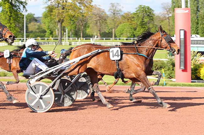 Photo d'arrivée de la course pmu PRIX DE BOULOGNE à ENGHIEN le Jeudi 18 avril 2024
