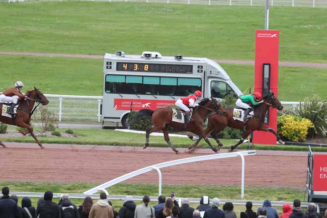 Photo d'arrivée de la course pmu PRIX OFFICE DU TOURISME ENGHIEN-LES-BAINS à ENGHIEN le Samedi 20 avril 2024