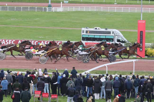 Photo d'arrivée de la course pmu PRIX DE LA VILLE DE SOISSY-SOUS-MONTMORENCY (PRIX DE LA PORTE D'AUTEUIL) à ENGHIEN le Samedi 20 avril 2024