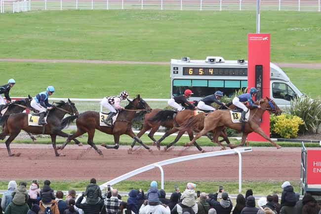 Photo d'arrivée de la course pmu PRIX DE LA VILLE D'ENGHIEN-LES-BAINS à ENGHIEN le Samedi 20 avril 2024