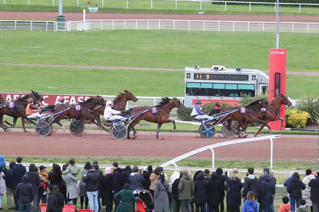 Photo d'arrivée de la course pmu PRIX DE LA VILLE D'EAUBONNE (PRIX DE L'ARGONNE) à ENGHIEN le Samedi 20 avril 2024