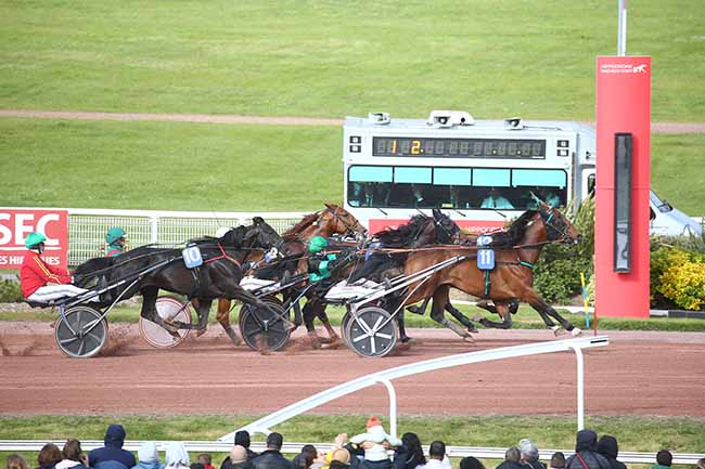 Photo d'arrivée de la course pmu PRIX DE TONNAC-VILLENEUVE à ENGHIEN le Samedi 20 avril 2024