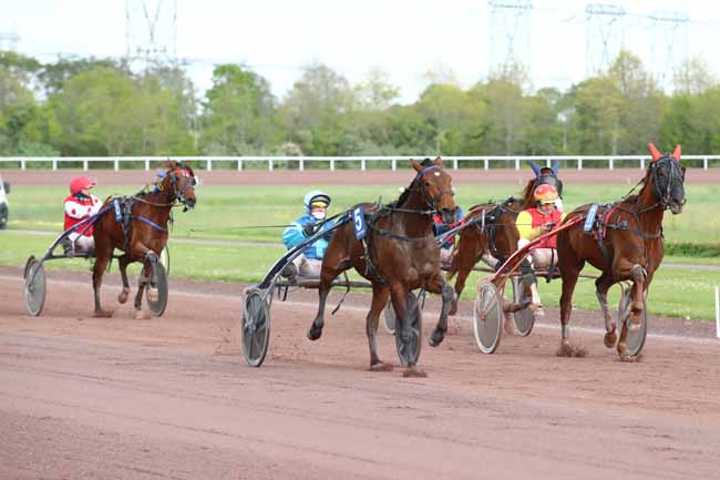 Photo d'arrivée de la course pmu PRIX SUPER U - SAINT-ETIENNE-DE-MONTLUC à CORDEMAIS le Mercredi 24 avril 2024