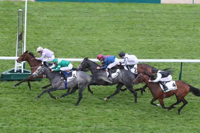 Photo d'arrivée de la course pmu PRIX DU PONT NEUF à LONGCHAMP le Jeudi 25 avril 2024
