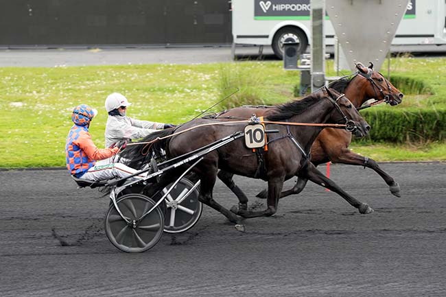 Photo d'arrivée de la course pmu PRIX MAGINUS à PARIS-VINCENNES le Vendredi 26 avril 2024