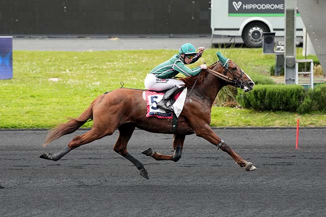 Photo d'arrivée de la course pmu PRIX LOUIS FORCINAL - ETRIER 5 ANS Q1 à PARIS-VINCENNES le Vendredi 26 avril 2024