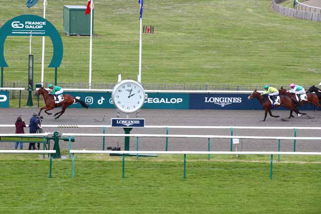 Photo d'arrivée de la course pmu PRIX DU PAVILLON RUSTIQUE à CHANTILLY le Vendredi 26 avril 2024