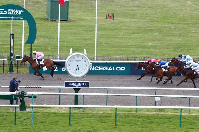 Photo d'arrivée de la course pmu PRIX DU CHEMIN DE LA CARTOUCHE à CHANTILLY le Vendredi 26 avril 2024