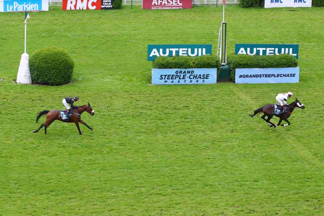 Photo d'arrivée de la course pmu GRAND STEEPLE-CHASE MASTERS - PRIX INGRE à AUTEUIL le Samedi 27 avril 2024