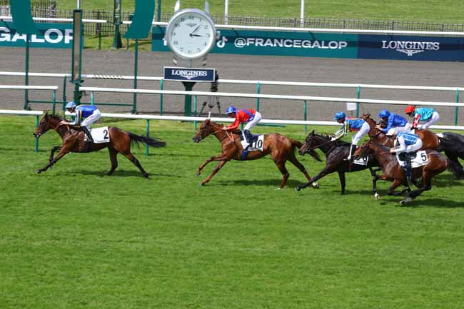 Photo d'arrivée de la course pmu PRIX DES LAYONS à CHANTILLY le Lundi 29 avril 2024
