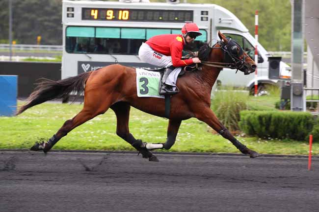 Photo d'arrivée de la course pmu PRIX HARMONIA à PARIS-VINCENNES le Mardi 30 avril 2024