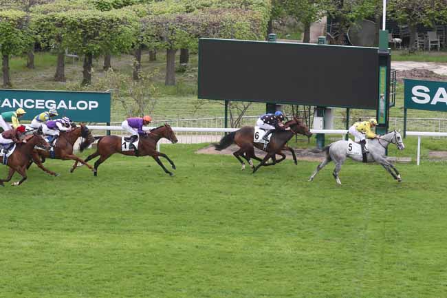 Photo d'arrivée de la course pmu PRIX DE FOUILLEUSE à SAINT CLOUD le Mercredi 1 mai 2024