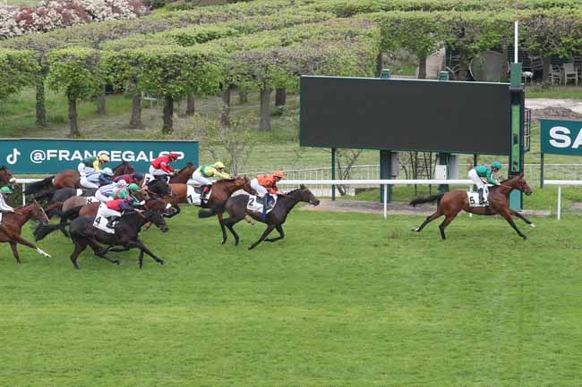 Photo d'arrivée de la course pmu PRIX ALBANILLA à SAINT CLOUD le Mercredi 1 mai 2024