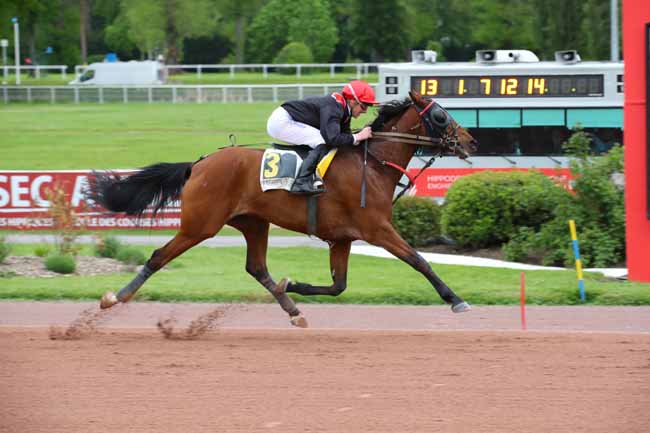 Photo d'arrivée de la course pmu PRIX DE MAUBEUGE à ENGHIEN le Jeudi 2 mai 2024
