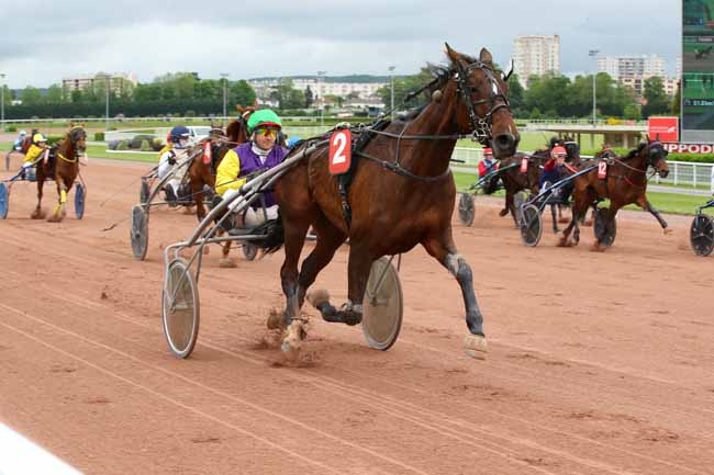 Photo d'arrivée de la course pmu PRIX DE MALBO à ENGHIEN le Jeudi 2 mai 2024