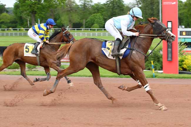 Photo d'arrivée de la course pmu PRIX D'HERMONVILLE à ENGHIEN le Jeudi 2 mai 2024