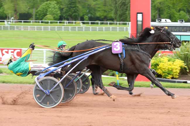 Photo d'arrivée de la course pmu PRIX DU PONT CHARLES DE GAULLE à ENGHIEN le Jeudi 2 mai 2024