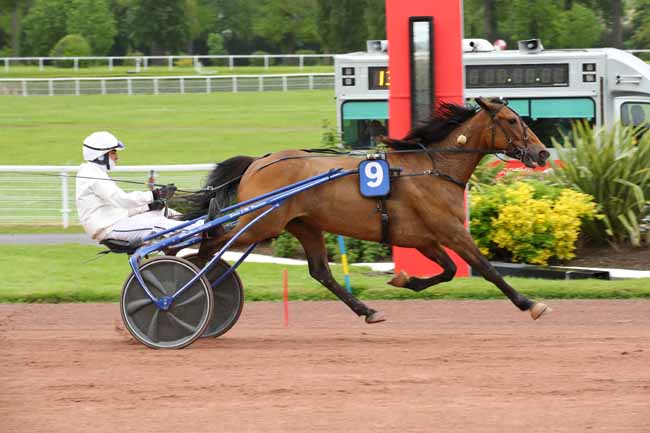 Photo d'arrivée de la course pmu PRIX DE MILLAU à ENGHIEN le Jeudi 2 mai 2024