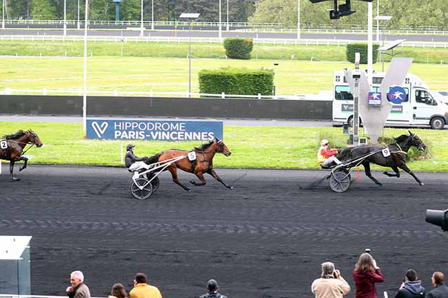 Photo d'arrivée de la course pmu PRIX DU VAUCLUSE à PARIS-VINCENNES le Samedi 4 mai 2024