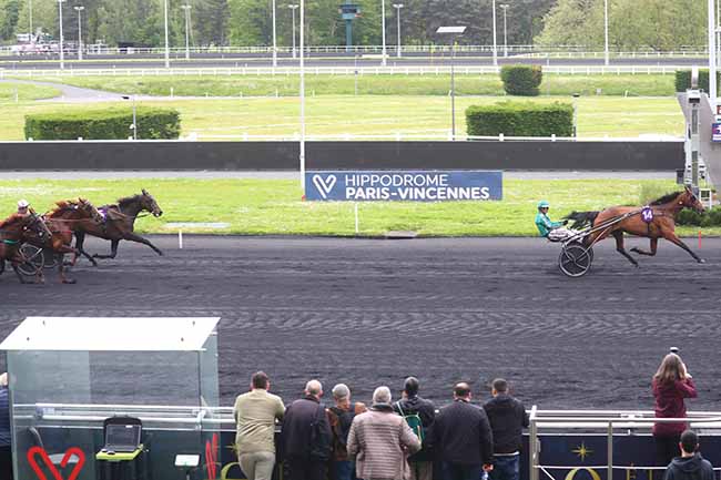 Photo d'arrivée de la course pmu PRIX DE COMBREE à PARIS-VINCENNES le Samedi 4 mai 2024