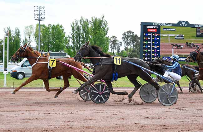 Photo d'arrivée de la course pmu PRIX HENRI BERRY à VICHY le Lundi 6 mai 2024