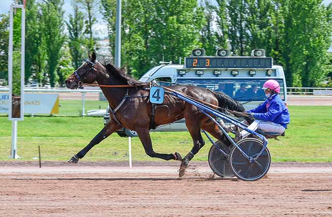 Photo d'arrivée de la course pmu PRIX DE PONTGIBAUD à VICHY le Lundi 6 mai 2024