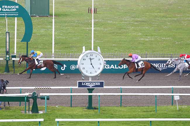 Photo d'arrivée de la course pmu PRIX DES CARRIERES à CHANTILLY le Mardi 7 mai 2024