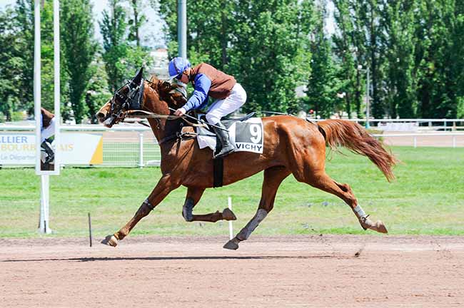 Photo d'arrivée de la course pmu PRIX DE THIERS à VICHY le Lundi 13 mai 2024