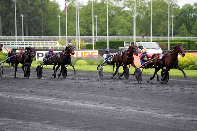 Photo d'arrivée de la course pmu PRIX THUSNELDA à PARIS-VINCENNES le Mardi 14 mai 2024