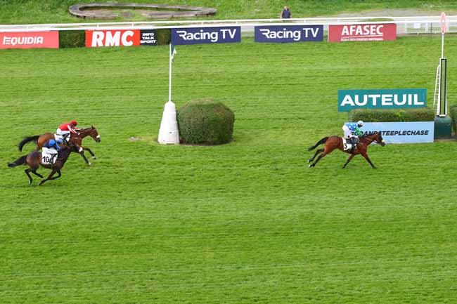 Photo d'arrivée de la course pmu PRIX SAINT-SAUVEUR à AUTEUIL le Samedi 18 mai 2024