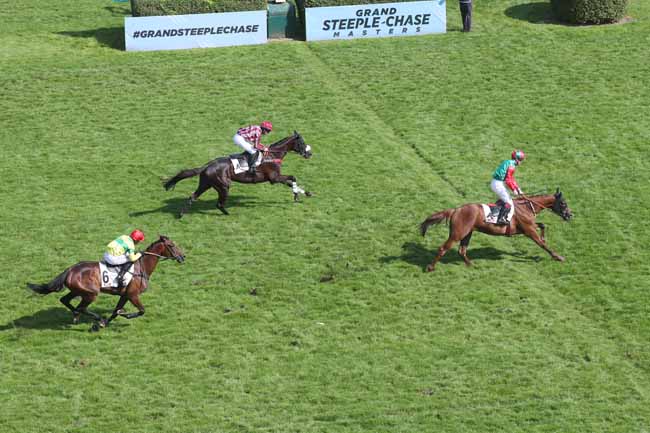 Photo d'arrivée de la course pmu PRIX RMC (PRIX EX VOTO) à AUTEUIL le Dimanche 19 mai 2024