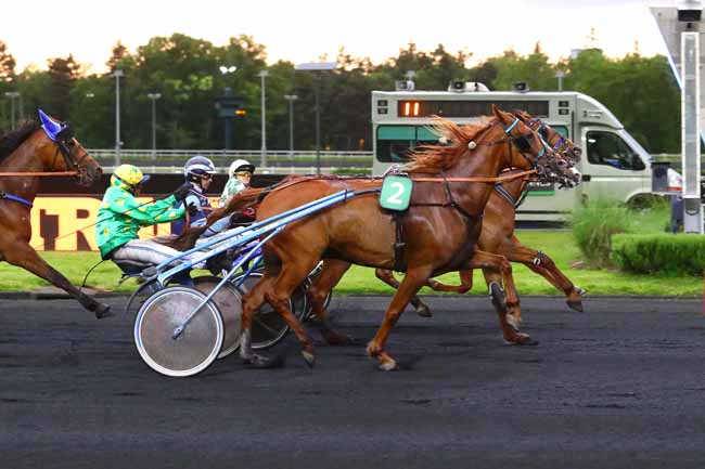 Photo d'arrivée de la course pmu PRIX TRACE TV (PRIX POLLUX) à PARIS-VINCENNES le Vendredi 24 mai 2024