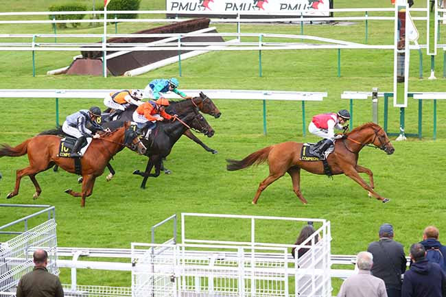 Photo d'arrivée de la course pmu PRIX DE SAINT-CREPIN à COMPIEGNE le Vendredi 24 mai 2024