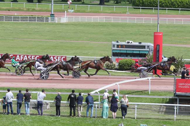 Photo d'arrivée de la course pmu PRIX D'ESPELETTE à ENGHIEN le Samedi 25 mai 2024