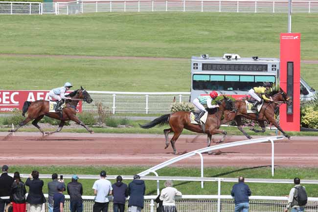 Photo d'arrivée de la course pmu PRIX DU PONT DU GARIGLIANO à ENGHIEN le Samedi 25 mai 2024