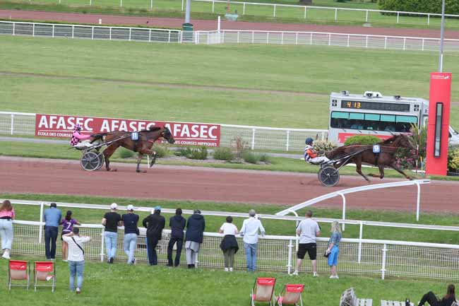 Photo d'arrivée de la course pmu PRIX DE LA PLACE DU CHATELET à ENGHIEN le Samedi 25 mai 2024