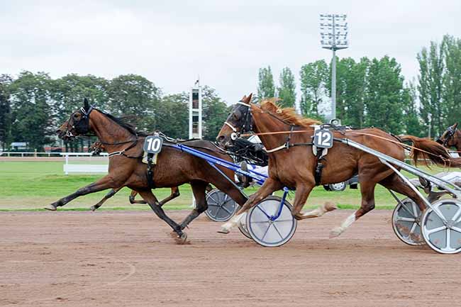 Photo d'arrivée de la course pmu PRIX DE DORNES à VICHY le Lundi 3 juin 2024