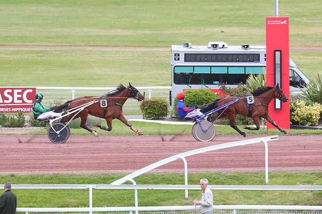 Photo d'arrivée de la course pmu PRIX DE LA PLACE DUPLEIX à ENGHIEN le Samedi 15 juin 2024